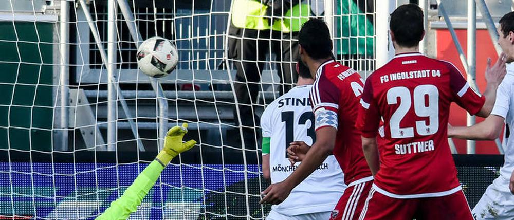 Ball im Tor, Hand nicht zu sehen. Also zählt der Treffer von Lars Stindl.