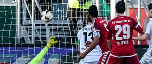 Ball im Tor, Hand nicht zu sehen. Also zählt der Treffer von Lars Stindl.