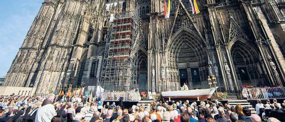 Klare Kante gegen rechts: Kardinal Woelki nutzte 2016 bei der Fronleichnamsmesse ein Boot als Altar.