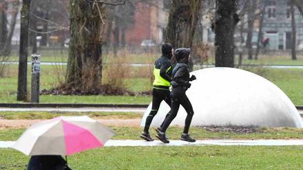 Wenn die Kräfte nachlassen, heißt es für Läufer: durchbeißen oder langsamer machen?