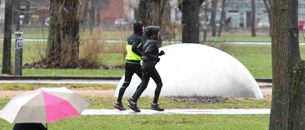 Wenn die Kräfte nachlassen, heißt es für Läufer: durchbeißen oder langsamer machen?