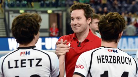 Hallo, ich bin der Neue. Für Stefan Kermas (in Rot) beginnt am Wochenende mit dem Lehrgang in Südafrika die Arbeit als Hockey-Bundestrainer. Sein Vorgänger Valentin Altenburg ist trotz Bronze bei Olympia zur U 21 zurückgekehrt. 