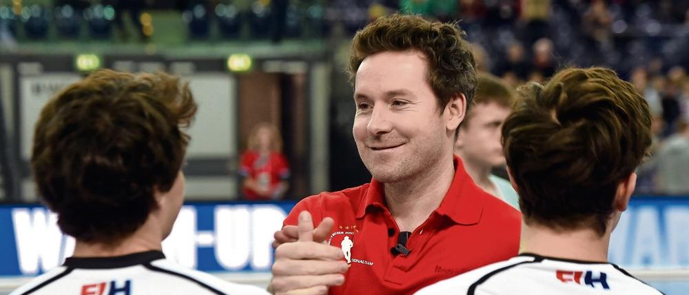 Hallo, ich bin der Neue. Für Stefan Kermas (in Rot) beginnt am Wochenende mit dem Lehrgang in Südafrika die Arbeit als Hockey-Bundestrainer. Sein Vorgänger Valentin Altenburg ist trotz Bronze bei Olympia zur U 21 zurückgekehrt.