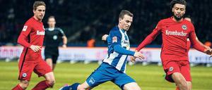 Schlüsselspieler. Vladimir Darida führt Hertha wieder. Die beiden Frankfurter Oczipka (links) und Hector können den Berliner nicht halten. 