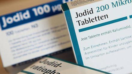 Jod-Tabletten blockieren die Schilddrüse, so dass sie kein radioaktives Nuklid aufnehmen kann. 