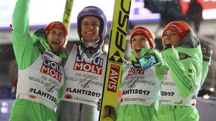 Unschlagbar. Markus Eisenbichler, Andreas Wellinger, Svenja Würth und Carina Vogt freuen sich über Gold.