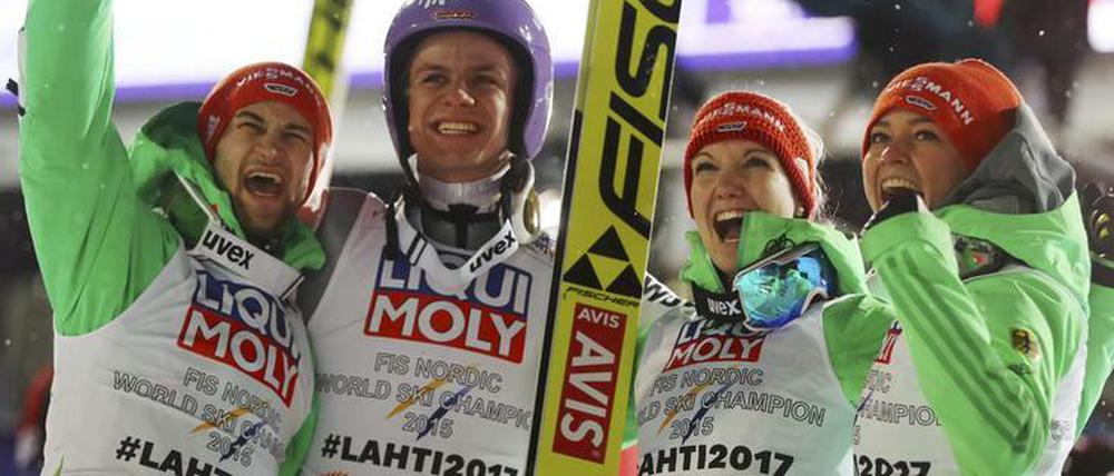 Unschlagbar. Markus Eisenbichler, Andreas Wellinger, Svenja Würth und Carina Vogt freuen sich über Gold.