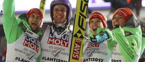 Unschlagbar. Markus Eisenbichler, Andreas Wellinger, Svenja Würth und Carina Vogt freuen sich über Gold.