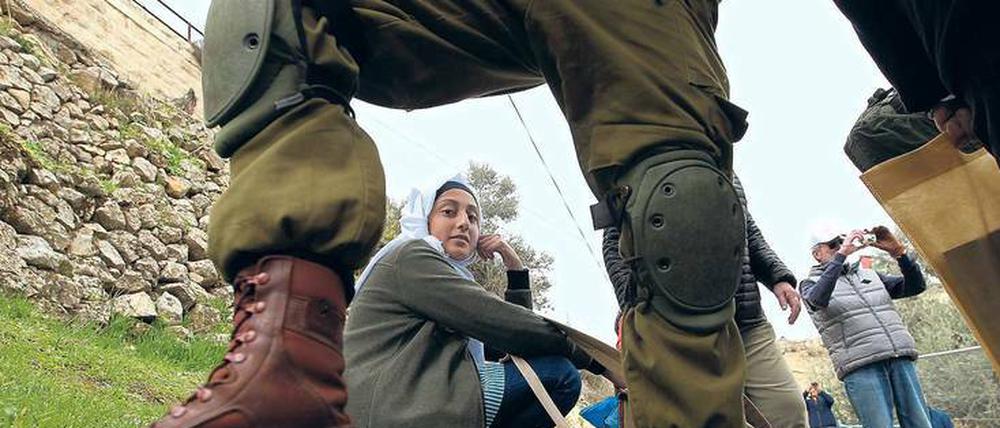 Unter Waffen. 200 000 Palästinenser leben in Hebron, 800 jüdische Siedler – und dazwischen 650 Soldaten. 