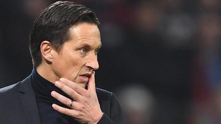 Trainer Roger Schmidt von Leverkusen steht unter Druck.