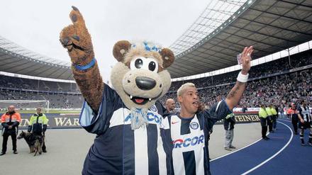 Ha, Ho, Herz. Marcelinho feiert gern, nicht nur mit Plüschbär Marcelinho.