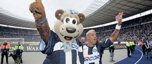 Ha, Ho, Herz. Marcelinho feiert gern, nicht nur mit Plüschbär Marcelinho.