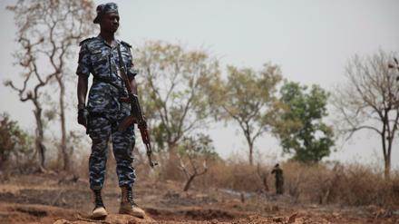 Ein Sicherheitsbeamter bewacht am Tatort der Entführung zweier deutscher Archäologen bei Janjala, Nigeria.