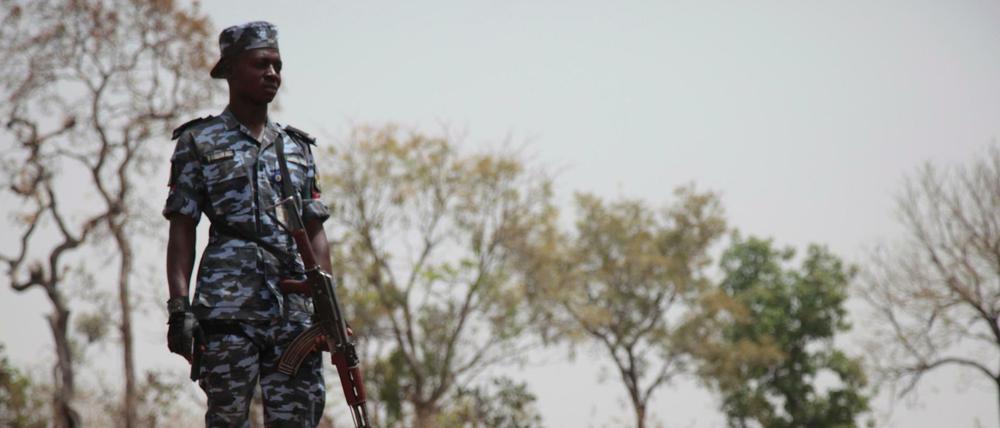 Ein Sicherheitsbeamter bewacht am Tatort der Entführung zweier deutscher Archäologen bei Janjala, Nigeria.