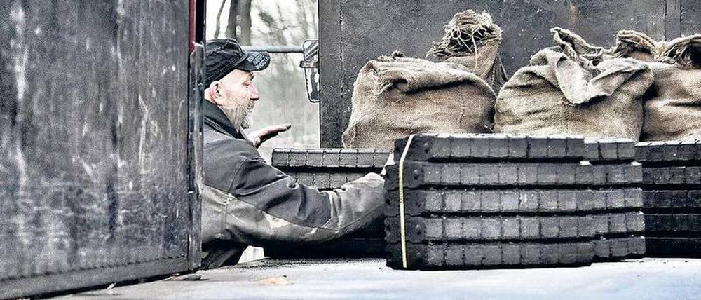 Sie haben bei Köglers alle schon ganz schön was auf dem Buckel. Neue Mitarbeiter kommen nicht hinzu. Wer will schon tonnenweise Heizbriketts und Kohle durch Berliner Treppenhäuser schleppen?