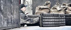 Sie haben bei Köglers alle schon ganz schön was auf dem Buckel. Neue Mitarbeiter kommen nicht hinzu. Wer will schon tonnenweise Heizbriketts und Kohle durch Berliner Treppenhäuser schleppen?
