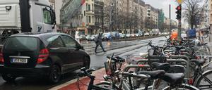 Zwischen dem U-Bahnhof Frankfurter Allee und der Niederbarnimstraße wird stadtauswärts ein 900 Meter langer Abschnitt zu einem Fahrradweg umfunktioniert.