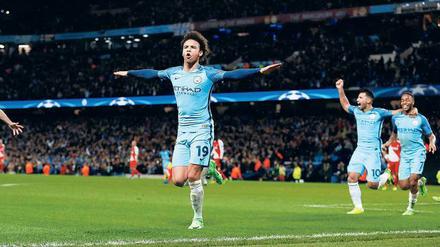 Breite Brust. Der deutsche Nationalspieler Leroy Sané kommt bei Manchester City nach schwieriger Anfangszeit immer besser in Form. 