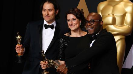 Jeremy Kleiner (L), Adele Romanski und Barry Jenkins feiern ihren Oscar für "Moonlight."