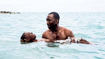 Schwimmen lernen. Der Drogendealer Juan (Mahershala Ali, nominiert als bester Nebendarsteller) wird zum Ersatzvater für den jungen Chiron (Alex R. Hibbert). Szene aus dem für insgesamt acht Oscars nominierten Drama „Moonlight“.