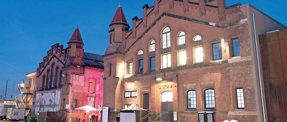 Industrietheater. Das Kraftwerk liegt im Zentrum der Stadt. Früher wurde hier Strom für die Bahn erzeugt.
