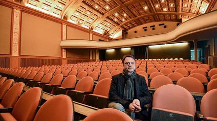 Ralf Zarnoch, Inhaber des Filmtheaters Weltspiegel in Cottbus, im großen Saal des Hauses.