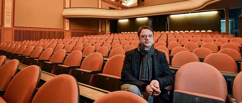 Ralf Zarnoch, Inhaber des Filmtheaters Weltspiegel in Cottbus, im großen Saal des Hauses. 