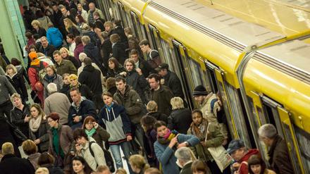 Die Erweiterung des U-Bahn-Netzes werde geprüft, sagte ein Sprecher der Senatsverkehrsverwaltung. In dieser Legislaturperiode liegt die Planung neuer Strecken aber auf Eis.