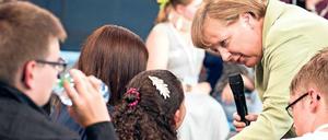 Gut gemeint, falsch gefühlt. Angela Merkel und die junge weinende Reem aus dem Libanon am 15. Juli 2015 im NDR-Fernsehen.
