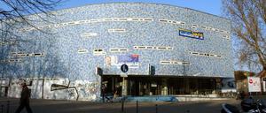 Gebaut wie eine Welle. Seit 30 Jahren ist das Spreewaldbad eine wichtige Adresse für alle Kreuzberger Schwimmfans. 