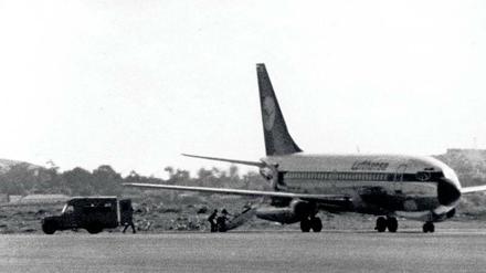 Bange Stunden in Mogadischu. Auf diesem Foto wird die Leiche des ermordeten Flugkapitäns Jürgen Schumann aus der "Landshut" gebracht.