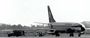 Bange Stunden in Mogadischu. Auf diesem Foto wird die Leiche des ermordeten Flugkapitäns Jürgen Schumann aus der "Landshut" gebracht.