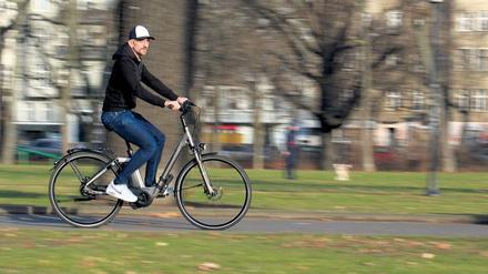 Macht richtig Laune. Björn Seeling auf Testfahrt mit dem Elektrorad „Pedelec“ im Volkspark Friedrichshain. 