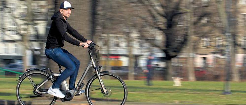Macht richtig Laune. Björn Seeling auf Testfahrt mit dem Elektrorad „Pedelec“ im Volkspark Friedrichshain. 