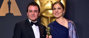 Die iranisch-amerikanischen NASA-Mitarbeiter Firouz Naderi (L) und Anousheh Ansari nehmen den Oscar für Asghar Farhadis 'The Salesman' entgegen.