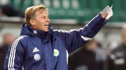 2012: Wolfsburgs damaliger Co-Trainer Andries Jonker am Spielfeldrand. Andries Jonker soll nach übereinstimmenden Medienberichten neuer Trainer des Fußball-Bundesligisten VfL Wolfsburg werden.