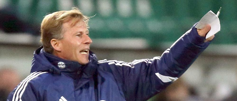 2012: Wolfsburgs damaliger Co-Trainer Andries Jonker am Spielfeldrand. Andries Jonker soll nach übereinstimmenden Medienberichten neuer Trainer des Fußball-Bundesligisten VfL Wolfsburg werden.