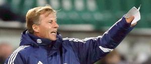 2012: Wolfsburgs damaliger Co-Trainer Andries Jonker am Spielfeldrand. Andries Jonker soll nach übereinstimmenden Medienberichten neuer Trainer des Fußball-Bundesligisten VfL Wolfsburg werden. 