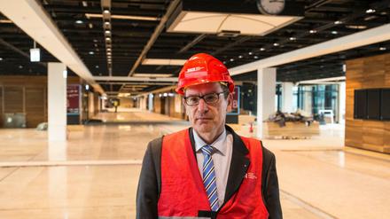 Flughafenchef Karsten Mühlenfeld im Terminalgebäude des Hauptstadflughafens Berlin Brandenburg Willy Brandt (BER).