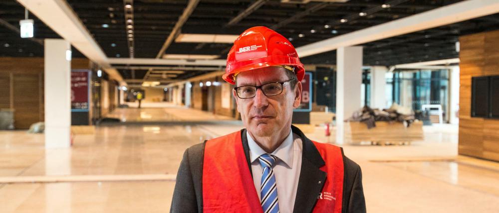 Flughafenchef Karsten Mühlenfeld im Terminalgebäude des Hauptstadflughafens Berlin Brandenburg Willy Brandt (BER).