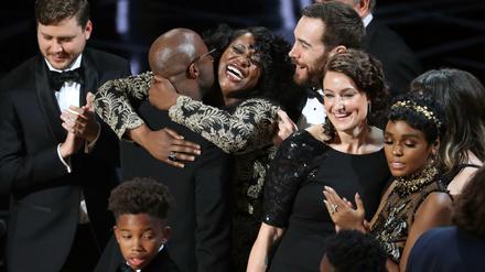 Das Team von "Moonlight" freut sich über den Oscar in der Kategorie Bester Film.