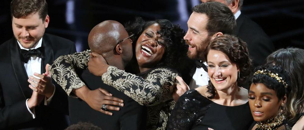 Das Team von "Moonlight" freut sich über den Oscar in der Kategorie Bester Film.