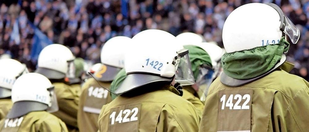 Wie berichtet, wurden die Frankfurter vor Spielbeginn unter Polizeibegleitung in eine Hertha-Kneipe am Stadion gebracht, wo sie unter Bewachung den Abend verbringen durften. 