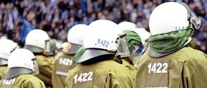 Wie berichtet, wurden die Frankfurter vor Spielbeginn unter Polizeibegleitung in eine Hertha-Kneipe am Stadion gebracht, wo sie unter Bewachung den Abend verbringen durften. 