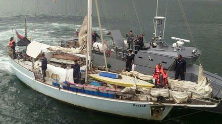 Philippinische Soldaten, die in der Nähe der Insel Laparan eine verlassene Jacht bergen. Islamistische Extremisten hatten hier eine deutsche Seglerin ermordet und ihren Mann verschleppt.