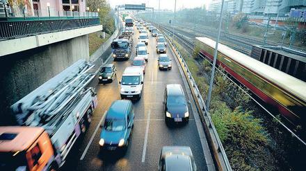 Zäher Verkehr. Auf der Stadtautobahn geht es nicht selten nur langsam voran. Die S-Bahn ist da ein wenig schneller.