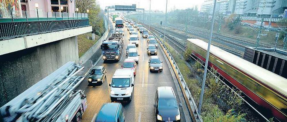 Zäher Verkehr. Auf der Stadtautobahn geht es nicht selten nur langsam voran. Die S-Bahn ist da ein wenig schneller.