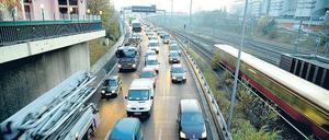 Zäher Verkehr. Auf der Stadtautobahn geht es nicht selten nur langsam voran. Die S-Bahn ist da ein wenig schneller.