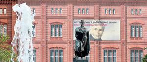 Zu Schinkels Ehren. Bald soll die Schaufasssade vor seinem Denkmal verschwinden und der Wiederaufbau beginnen. 