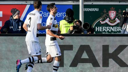 Zurückhaltender Jubel: Lars Stindl (rechts) wusste schon, dass mit seinem Tor etwas nicht stimmte.